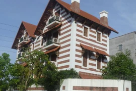 Lạc vào “phố đại gia” ở Long Biên, Hà Nội