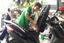 Nghệ An: Tiệm sửa xe “hốt bạc” sau mưa ngập