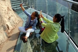 Đường kính cao hơn nghìn mét rạn nứt, du khách hoảng hồn