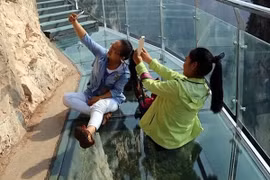 Đường kính cao hơn nghìn mét rạn nứt, du khách hoảng hồn