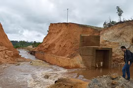 Tháo chạy khỏi các dự án thủy điện