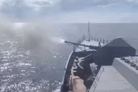 Các tàu hộ tống Nga diễn tập triển khai chiến đấu với pháo cực mạnh