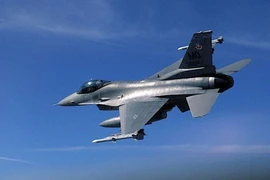 Tốc độ tối đa của tiêm kích F-16 khác xa so với “quảng cáo“