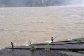 Thủy điện Hòa Bình xả lũ, “cần thủ” vẫn vô tư câu cá