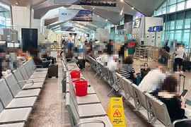 Hình ảnh dùng xô hứng nước mưa ở Cảng Hàng không quốc tế Vinh 