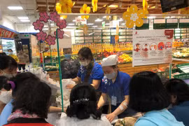 Sáng mùng 3 dân Sài Gòn xếp hàng vào siêu thị mua gà cúng