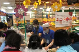 Sáng mùng 3 dân Sài Gòn xếp hàng vào siêu thị mua gà cúng