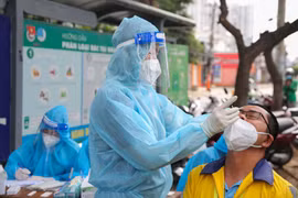 Đề phòng dịch chồng dịch, TP HCM kiểm soát chặt biến động dân cư