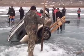 Giải cứu ô tô mắc kẹt dưới dòng sông băng