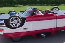 Ô tô chạy kiểu ngược đời, chổng 4 bánh lên trời