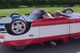 Ô tô chạy kiểu ngược đời, chổng 4 bánh lên trời
