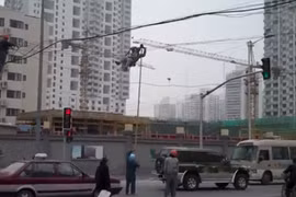 Lạnh người cảnh thợ điện hóa Tôn Ngộ Không trên phố