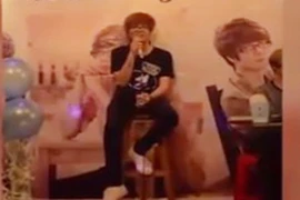 Bùi Anh Tuấn vừa ăn vừa hát “Chắc ai đó sẽ về” 