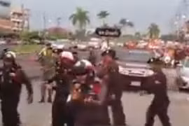 Cảnh sát Thái Lan nổi hứng nhảy múa trên đường phố