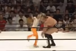 Bé gái 9 tuổi đánh bại nhà vô địch vật tự do