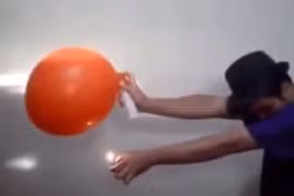 Nghịch ngu đốt bóng bay với khí gas và cái kết đắng