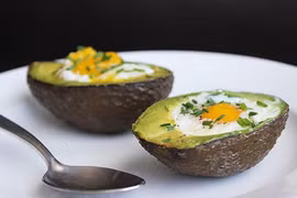 Trứng nướng trong quả bơ lạ hoắc nhưng ngon tuyệt