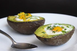 Trứng nướng trong quả bơ lạ hoắc nhưng ngon tuyệt
