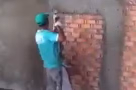 Ngạc nhiên với chiếc máy trát xi măng siêu nhanh