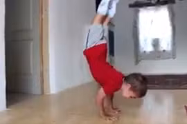 Bé trai hít đất nhấc bổng người như trồng cây chuối