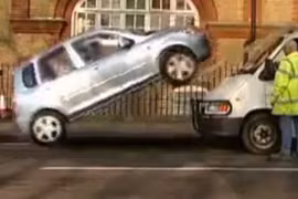 Gái trẻ lái xe bay qua nóc ô tô để đỗ xe