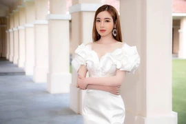 Cận cảnh thời trang nóng bỏng, đốt mắt người nhìn của Elly Trần 