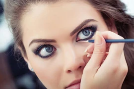 Những thói quen hàng ngày gây ra nếp nhăn và quầng thâm dưới mắt