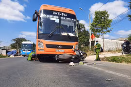 2 anh em tử vong thương tâm sau va chạm với xe khách ở Đồng Nai