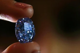 Cận cảnh kim cương xanh khủng sắp được đấu giá