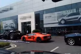 Đại gia chơi ngông dùng 3 siêu xe ''phá'' showroom ô tô