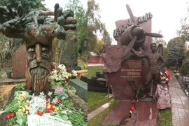 Những bia mộ đặc biệt của người nổi tiếng trong nghĩa trang Nga