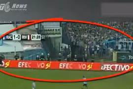 “Bóng ma” bí ẩn chạy trên sân bóng