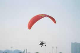 Du khách thích thú ngắm TP Hồ Chí Minh từ trên cao bằng dù lượn