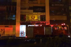 Hà Nội: Cháy chung cư 29T2 trong đêm, lính cứu hỏa phá cửa kính