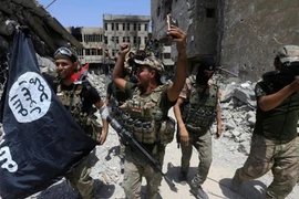 Ảnh: Lính Iraq ăn mừng chiến thắng ở Mosul 