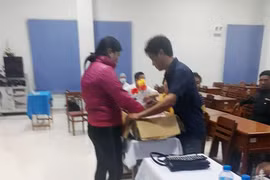 Cặp song sinh chết bất thường, người nhà mang thi thể đến BV truy trách nhiệm