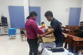 Cặp song sinh chết bất thường, người nhà mang thi thể đến BV truy trách nhiệm