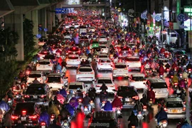 Hà Nội: Đường phố tắc nghẽn nhiều giờ trong mưa rét