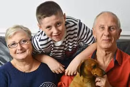 Cậu bé ung thư tiếp tục sống nhờ tình yêu của ông bà