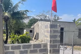 Công trình 'mọc' giữa tim đường cao tốc Bắc - Nam