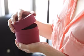 Sự thật ẩn giấu sau chai nước hoa chồng mua tặng 