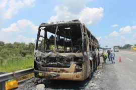 Xe khách cháy ngùn ngụt trên cao tốc Trung Lương