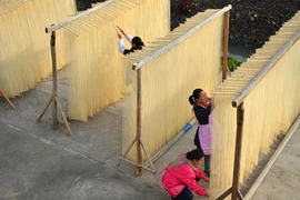 Hình ảnh làm miến khô thủ công cực ấn tượng