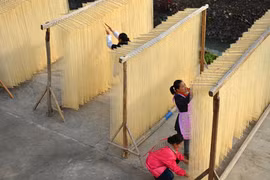 Hình ảnh làm miến khô thủ công cực ấn tượng