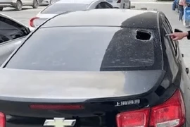 Cãi nhau, cặp đôi ném đồ qua cửa sổ làm hỏng 5 xe hơi