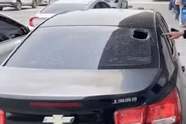 Cãi nhau, cặp đôi ném đồ qua cửa sổ làm hỏng 5 xe hơi