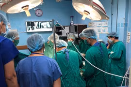 Bị máy trộn bê tông quấn, nam thanh niên suýt phải tháo khớp vai 