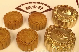 Tận mắt xem chế biến bánh trung thu dát vàng