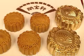 Tận mắt xem chế biến bánh trung thu dát vàng