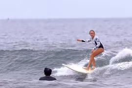 Người nước ngoài lướt sóng ở Đà Nẵng bất chấp bão